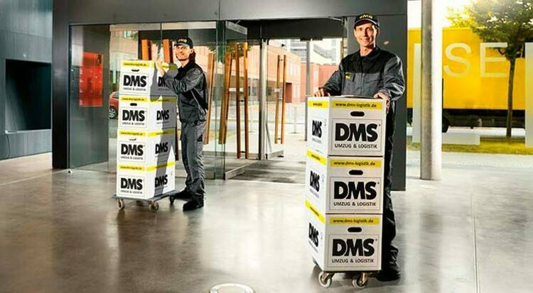 Mitarbeiter bei Büroumzug