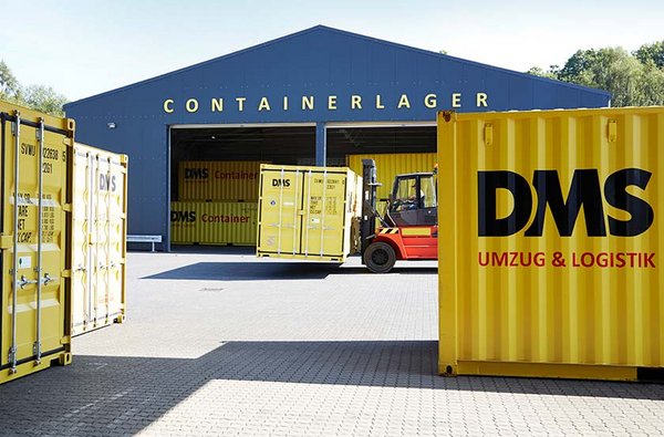 Lagercontainer vor Halle